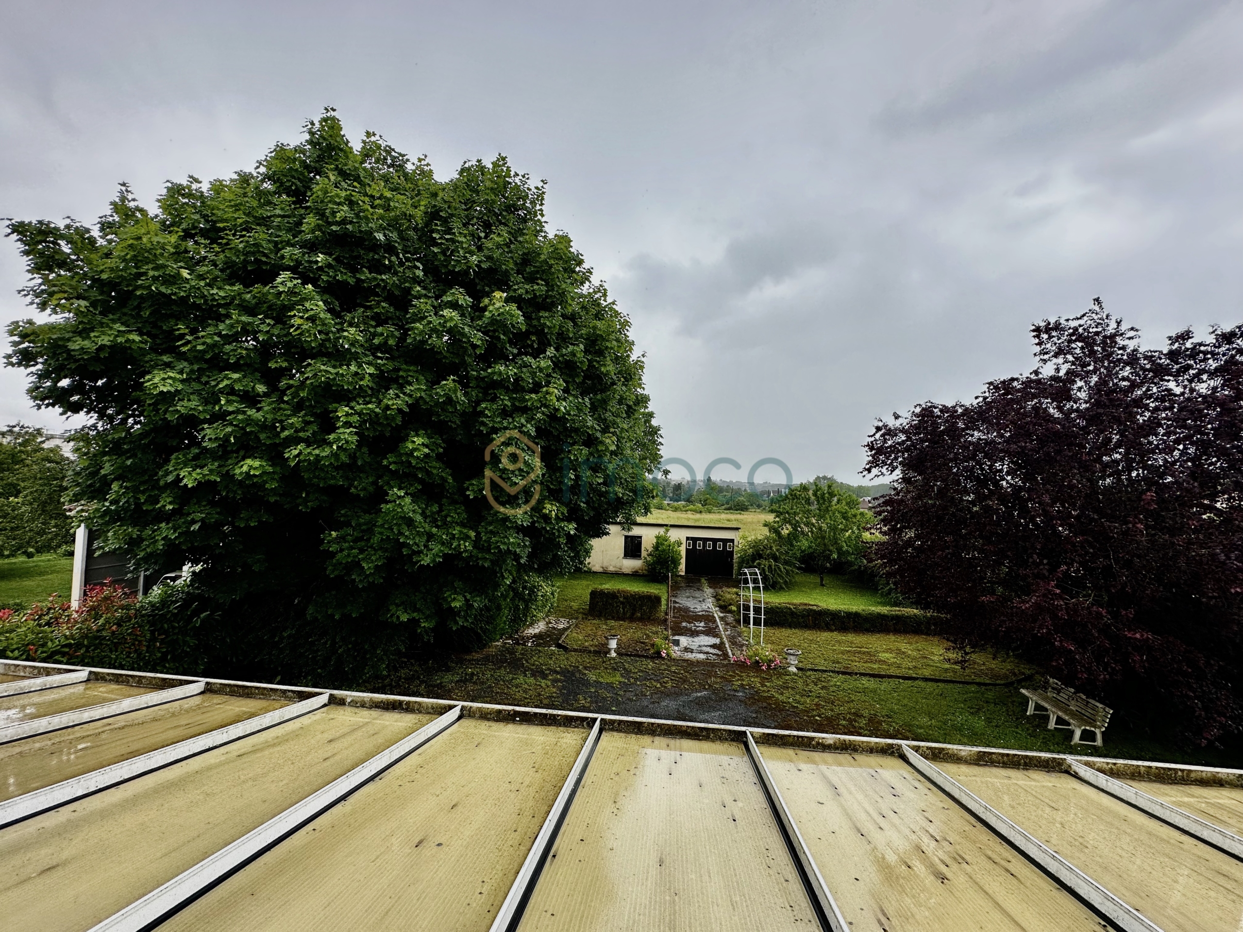 vue de la cuisine vers le jardin à l’arriere