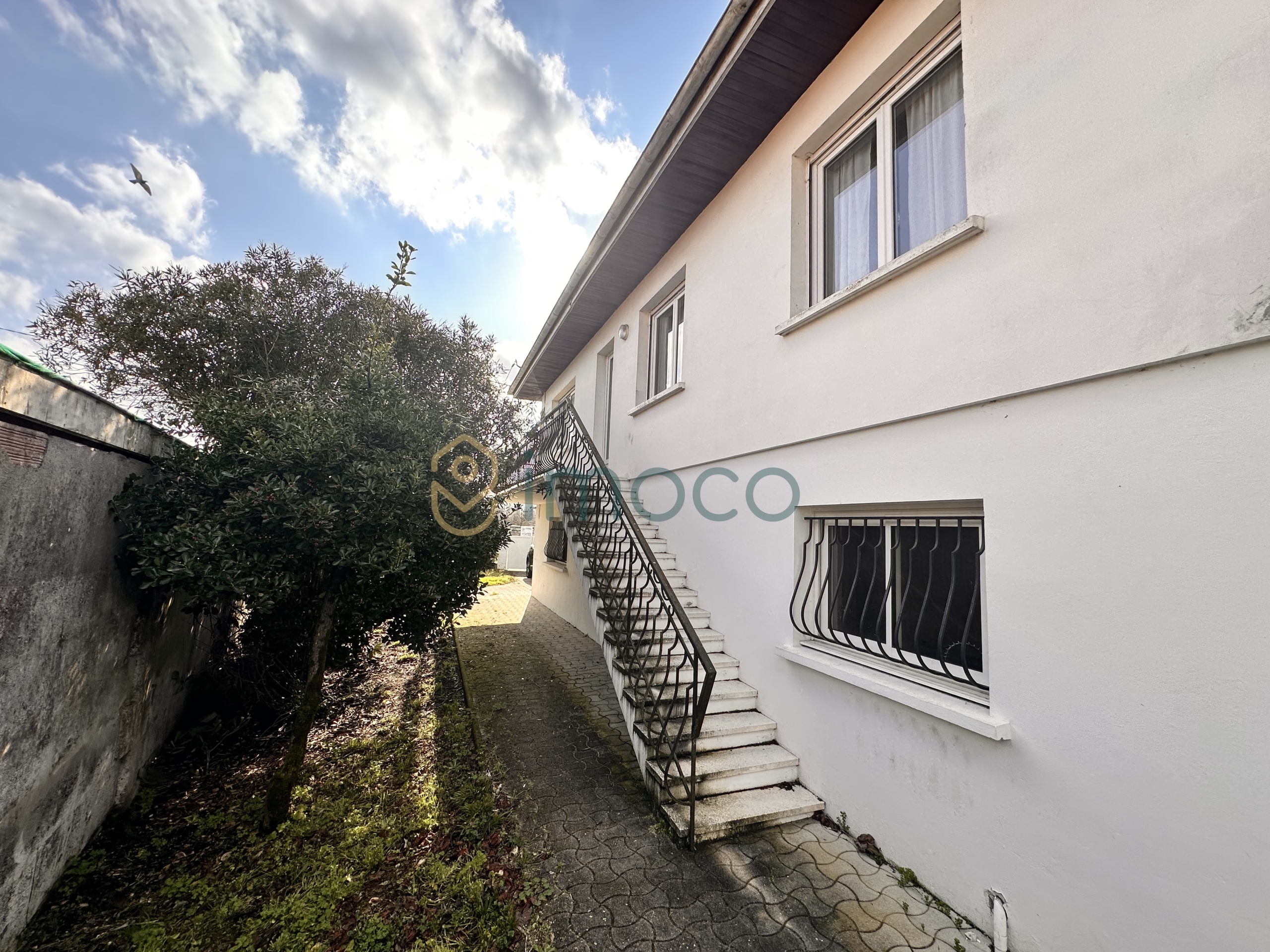 maison cote gauche escalier
