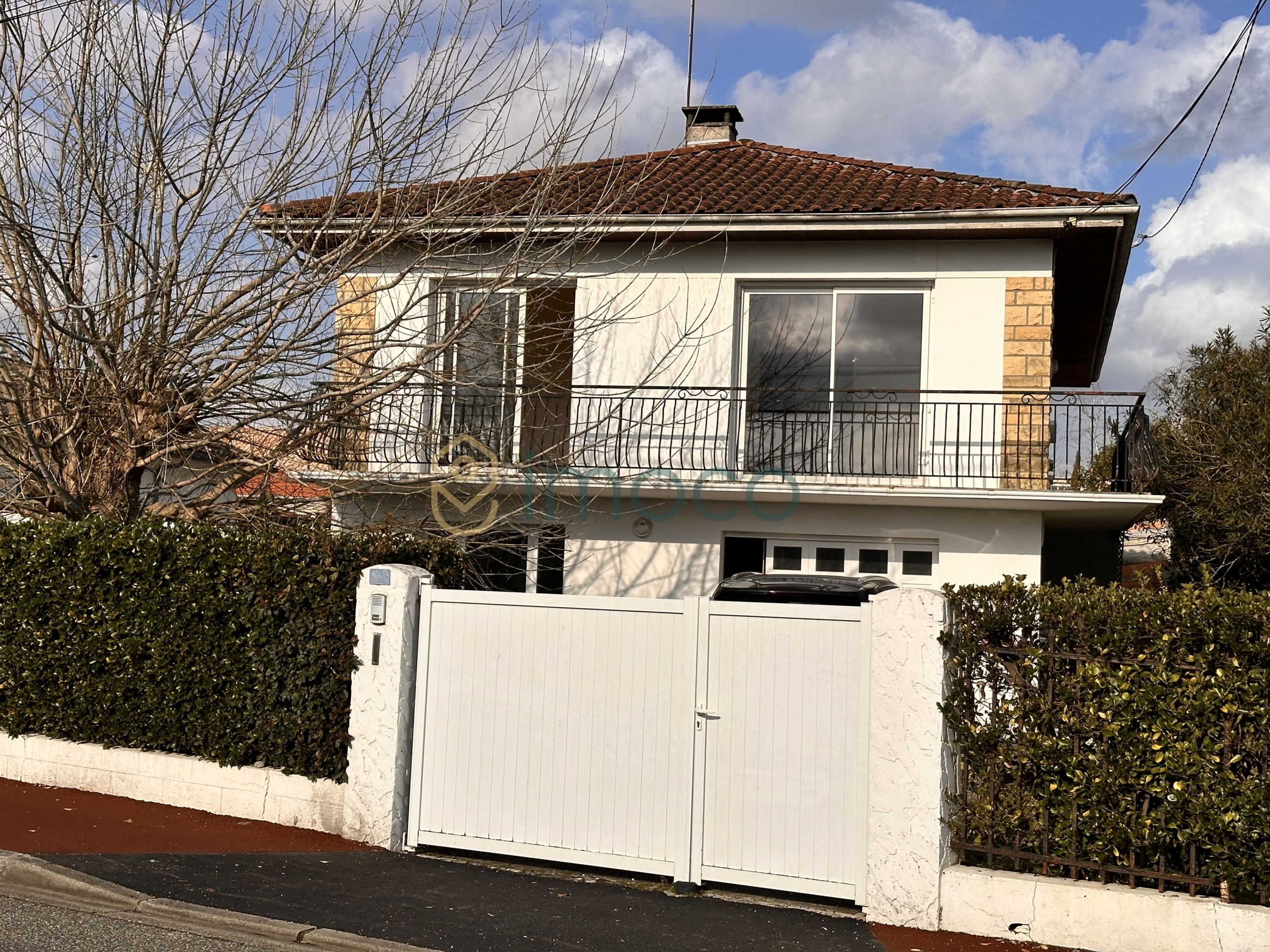 maison devant cote rue